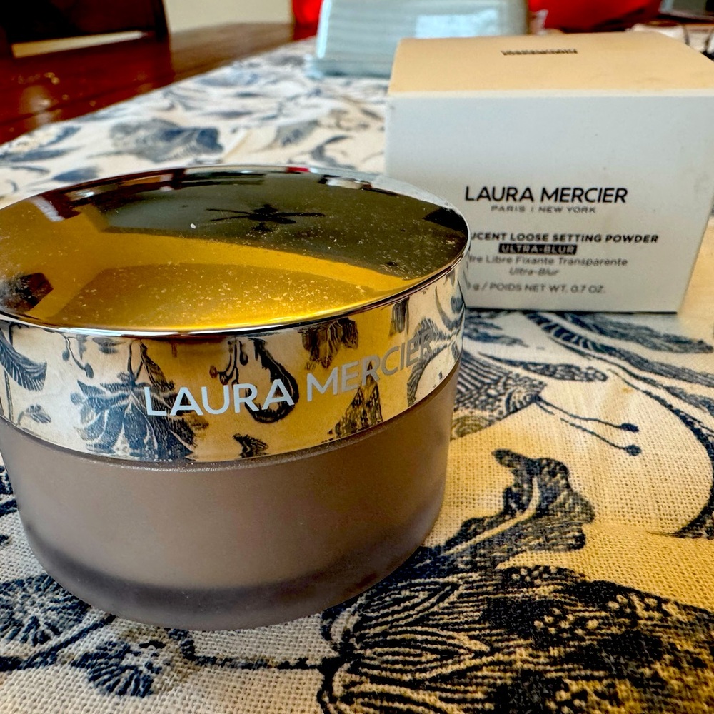 Laura Mercier Translucent Blurring Setting Powder Celestial Light.